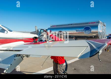 Uomo che fa rifornimento di un piccolo aereo privato in un aeroporto in Arizona Foto Stock