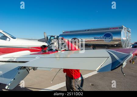 Uomo che fa rifornimento di un piccolo aereo privato in un aeroporto in Arizona Foto Stock