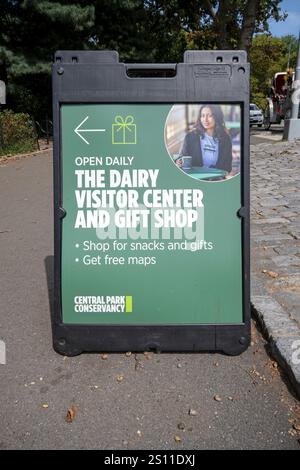 Cartello segnaletico per il centro visitatori Dairy e il negozio di articoli da regalo nel Central Park, Manhattan, New York City, Stati Uniti Foto Stock