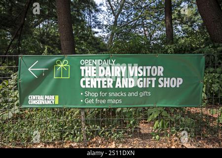 Cartello segnaletico per il centro visitatori Dairy e il negozio di articoli da regalo nel Central Park, Manhattan, New York City, Stati Uniti Foto Stock