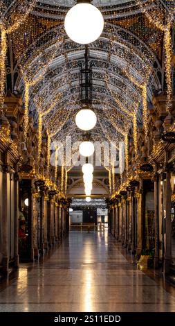 LEEDS, REGNO UNITO - 24 DICEMBRE 2024. L'interno del centro commerciale Victoria Quarter nel centro della città di Leeds con negozi di lusso decorati per Chri Foto Stock