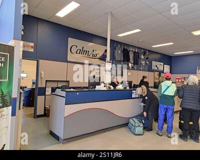 Banco check-in Calm Air all'interno dell'aeroporto di Churchill, Manitoba, Canada Foto Stock