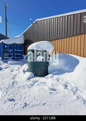 Pattumiera a prova di orso verde nel centro di Churchill, Manitoba, Canada Foto Stock