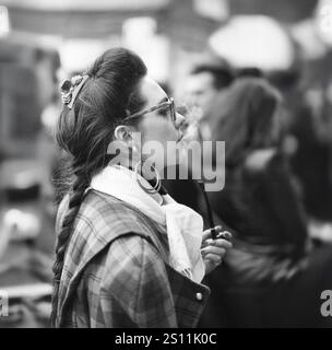 Lady che fuma pipa a Parigi durante la settimana della moda 1989 Foto Stock