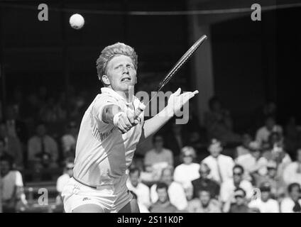 Boris Becker gioca a volley a Wimbledon. Foto Stock