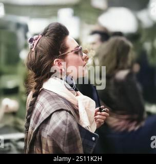 Lady che fuma pipa a Parigi durante la settimana della moda 1989 Foto Stock
