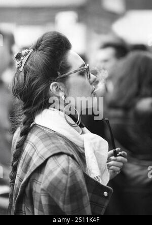 Lady che fuma pipa a Parigi durante la settimana della moda 1989 Foto Stock
