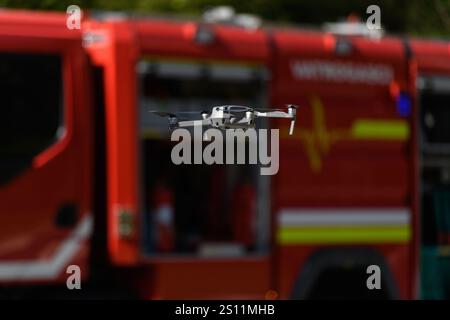 Piccolo drone di ricerca vicino a Fire Truck Foto Stock