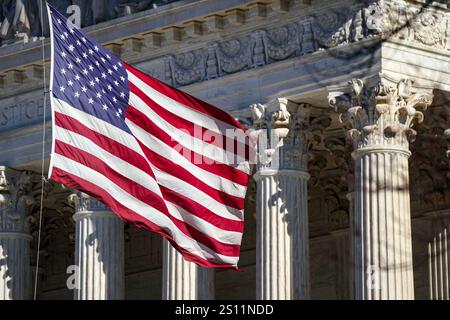 Washington, Stati Uniti. 30 dicembre 2024. Le bandiere alla Corte Suprema degli Stati Uniti sono abbassate a metà del personale in onore della morte di Jimmy Carter, 39° presidente degli Stati Uniti, lunedì 30 dicembre 2024. Carter, che morì all'età di 100 anni nella sua città natale di Plains, Georgia, continuò una vita di servizio fin dalla sua presidenza. Foto di Leigh Vogel/UPI credito: UPI/Alamy Live News Foto Stock