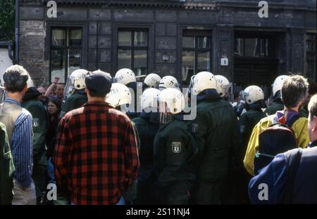 DATA RECORD NON DICHIARATA Nie wieder Faschismus, nie wieder Krieg Demonstration, 8,5.1995, Krausnickstraße, Scheunenviertel, Berlin-Mitte *** Never Again fascism, Never Again War Demonstration, 8 5 1995, Krausnickstraße, Scheunenviertel, Berlin Mitte Foto Stock