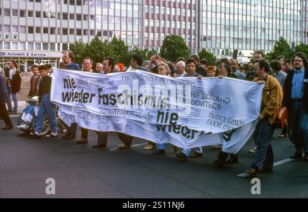 DATA RECORD NON DICHIARATA Nie wieder Faschismus, nie wieder Krieg Demonstration, 8,5.1995, Alexanderplatz, Berlin-Mitte *** Never Again fascism, Never Again War Demonstration, 8 5 1995, Alexanderplatz, Berlin Mitte Foto Stock