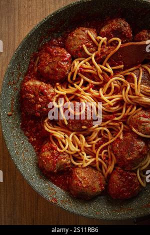 Spaghetti con polpette, in salsa di pomodoro, cottura in padella, niente persone, fatti in casa Foto Stock