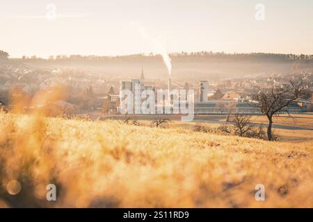 Vista di una città all'alba, campi in primo piano, Althengstett, distretto di Calw, Germania, Europa Foto Stock