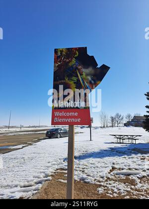 Benvenuto nel cartello della provincia di Manitoba al confine tra Manitoba e Saskatchewan a Kirkella, Manitoba, Canada Foto Stock