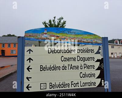 Segnaletica stradale colorata a St Pierre, Francia Foto Stock