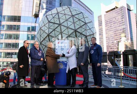 30 dicembre 2024, Cidade De Nova Iorque, Nova Iorque: (Nuovo) veduta della sfera dal tetto di One Times Square. 30 dicembre 2024, New york, usa: La vista della palla cade per Capodanno direttamente dal tetto di un edificio di Times Square a New york. Gli organizzatori fanno una prova del lancio della palla prima dell'anno nuovo. Esattamente alle 23:59 est, la palla farà la sua discesa di 60 secondi lungo l'asta per segnalare l'inizio del nuovo anno. La line-up dello show vedrà esibizioni dal vivo di Mark Amor, mickey guyton, rita ora, carrie underwood, fratelli jonas, megan moroney, sophie ellis-bexto Foto Stock