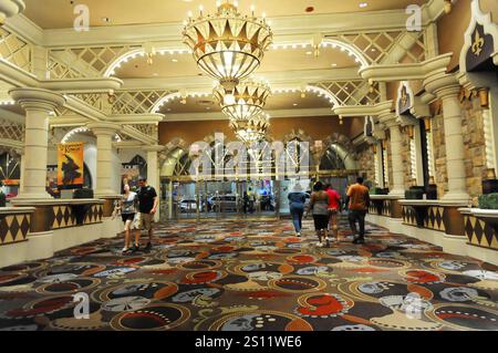 Las Vegas, Nevada, Stati Uniti, Nord America, persone in una lobby dell'hotel luminosa e dal design accattivante, Las Vegas Strip, Nord America Foto Stock