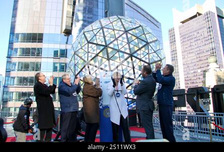 30 dicembre 2024, Cidade De Nova Iorque, Nova Iorque: (Nuovo) veduta della sfera dal tetto di One Times Square. 30 dicembre 2024, New york, usa: La vista della palla cade per Capodanno direttamente dal tetto di un edificio di Times Square a New york. Gli organizzatori fanno una prova del lancio della palla prima dell'anno nuovo. Esattamente alle 23:59 est, la palla farà la sua discesa di 60 secondi lungo l'asta per segnalare l'inizio del nuovo anno. La line-up dello show vedrà esibizioni dal vivo di Mark Amor, mickey guyton, rita ora, carrie underwood, fratelli jonas, megan moroney, sophie ellis-bexto Foto Stock