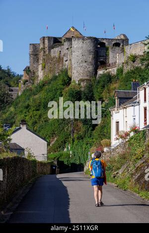 Persona che cammina in città verso il Château de Bouillon, il castello di Bouillon, Bouillon, Belgio Foto Stock