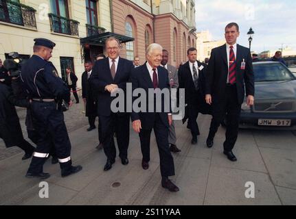 Stoccolma, Svezia. 12 dicembre 2002. L'ex presidente degli Stati Uniti JIMMY CARTER (centro a destra) con il primo ministro svedese GORAN PERSSON (centro a sinistra) dopo aver tenuto un discorso al parlamento svedese, il Riksdagen. (Immagine di credito: © Rob Schoenbaum/ZUMA Press Wire) SOLO PER USO EDITORIALE! Non per USO commerciale! Foto Stock