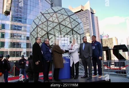 30 dicembre 2024, Cidade De Nova Iorque, Nova Iorque: (Nuovo) veduta della sfera dal tetto di One Times Square. 30 dicembre 2024, New york, usa: La vista della palla cade per Capodanno direttamente dal tetto di un edificio di Times Square a New york. Gli organizzatori fanno una prova del lancio della palla prima dell'anno nuovo. Esattamente alle 23:59 est, la palla farà la sua discesa di 60 secondi lungo l'asta per segnalare l'inizio del nuovo anno. La line-up dello show vedrà esibizioni dal vivo di Mark Amor, mickey guyton, rita ora, carrie underwood, fratelli jonas, megan moroney, sophie ellis-bexto Foto Stock