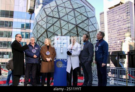 30 dicembre 2024, Cidade De Nova Iorque, Nova Iorque: (Nuovo) veduta della sfera dal tetto di One Times Square. 30 dicembre 2024, New york, usa: La vista della palla cade per Capodanno direttamente dal tetto di un edificio di Times Square a New york. Gli organizzatori fanno una prova del lancio della palla prima dell'anno nuovo. Esattamente alle 23:59 est, la palla farà la sua discesa di 60 secondi lungo l'asta per segnalare l'inizio del nuovo anno. La line-up dello show vedrà esibizioni dal vivo di Mark Amor, mickey guyton, rita ora, carrie underwood, fratelli jonas, megan moroney, sophie ellis-bexto Foto Stock