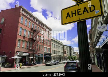 NORWALK, Connecticut, Stati Uniti - 30 MAGGIO 2024: Architettura del centro città in una bella giornata di sole Foto Stock