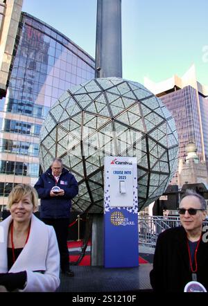 30 dicembre 2024, Cidade De Nova Iorque, Nova Iorque: (Nuovo) veduta della sfera dal tetto di One Times Square. 30 dicembre 2024, New york, usa: La vista della palla cade per Capodanno direttamente dal tetto di un edificio di Times Square a New york. Gli organizzatori fanno una prova del lancio della palla prima dell'anno nuovo. Esattamente alle 23:59 est, la palla farà la sua discesa di 60 secondi lungo l'asta per segnalare l'inizio del nuovo anno. La line-up dello show vedrà esibizioni dal vivo di Mark Amor, mickey guyton, rita ora, carrie underwood, fratelli jonas, megan moroney, sophie ellis-bexto Foto Stock