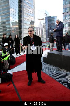 30 dicembre 2024, Cidade De Nova Iorque, Nova Iorque: (Nuovo) veduta della sfera dal tetto di One Times Square. 30 dicembre 2024, New york, usa: La vista della palla cade per Capodanno direttamente dal tetto di un edificio di Times Square a New york. Gli organizzatori fanno una prova del lancio della palla prima dell'anno nuovo. Esattamente alle 23:59 est, la palla farà la sua discesa di 60 secondi lungo l'asta per segnalare l'inizio del nuovo anno. La line-up dello show vedrà esibizioni dal vivo di Mark Amor, mickey guyton, rita ora, carrie underwood, fratelli jonas, megan moroney, sophie ellis-bexto Foto Stock