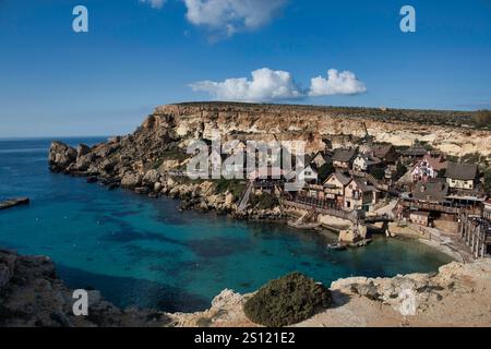 Vista del Popeye Village di Malta, affacciato sul mare. Foto Stock