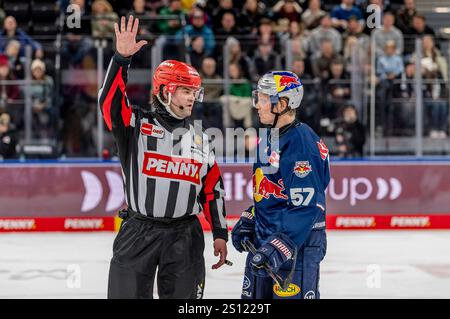 Monaco, Germania. 30 dicembre 2024. Emil Johansson (EHC Red Bull Muenchen, #57) in Diskussion mit Hauptschiedsrichter Roman Gofman. GER, EHC Red Bull Muenchen vs. Grizzlys Wolfsburg, Eishockey, DEL, 32. Spieltag, Saison 2024/2025, 30.12.2024. Foto: Eibner-Pressefoto/Franz Feiner credito: dpa/Alamy Live News Foto Stock