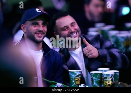 Il calciatore del Manchester City Kyle Walker tra la folla durante il tredicesimo giorno del Paddy Power World Darts Championship ad Alexandra Palace, Londra. Data foto: Lunedì 30 dicembre 2024. Foto Stock