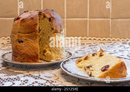 Panettone, un tradizionale pane dolce italiano e torta di frutta, cibo natalizio, cibi festivi Foto Stock