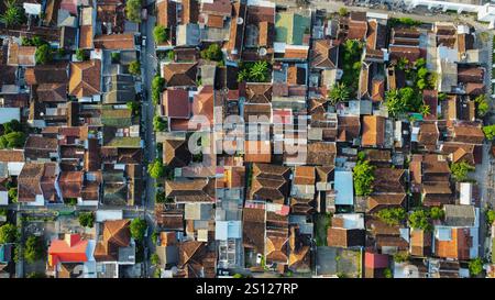 Città indonesiana al tramonto vista dall'alto Foto Stock