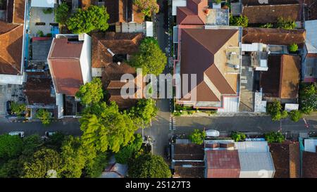 Città indonesiana al tramonto vista dall'alto Foto Stock