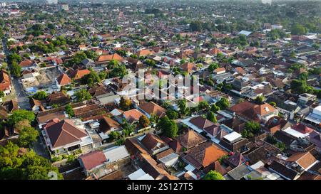 Città indonesiana al tramonto vista dall'alto Foto Stock