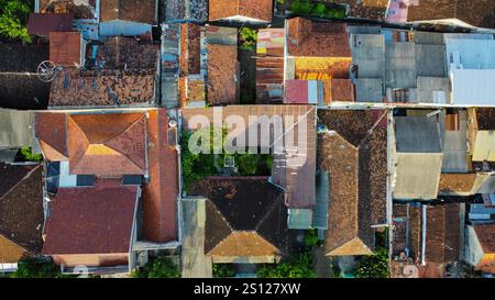 Città indonesiana al tramonto vista dall'alto Foto Stock