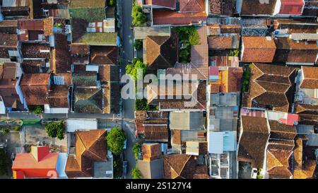 Città indonesiana al tramonto vista dall'alto Foto Stock