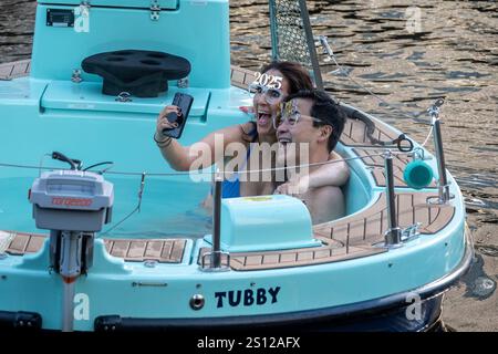 Chicago, Stati Uniti. 30 dicembre 2024. Una coppia che indossa 2025 bicchieri si gode una vasca idromassaggio galleggiante nel centro di Chicago, in condizioni di freddo, prima della vigilia di Capodanno. Crediti: Stephen Chung / Alamy Live News Foto Stock