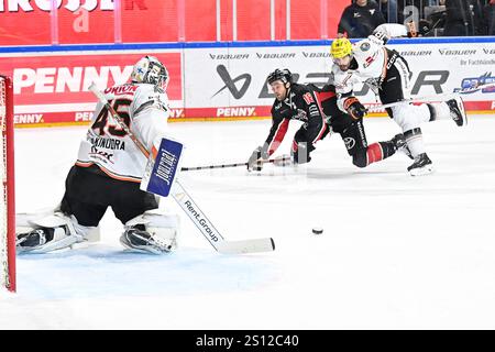 Eishockey DEL 24/25 - 31. Spieltag: Kölner Haie vs Löwen Frankfurt in der Lanxess arena am 30.12.2024 Save von Frankfurts Torhüter Jussi Olkinuora (Nr.45) gegen Kölns Joshua Currie (Nr.18) foto: Osnapix Foto Stock