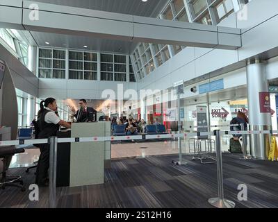 Area d'attesa all'interno del Terminal 1 dell'aeroporto internazionale Pearson di Mississauga, Toronto, Ontario, Canada Foto Stock