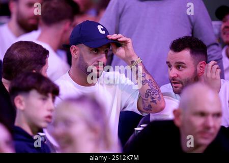 Kyle Walker (centro) di Manchester City durante il tredicesimo giorno del Paddy Power World Darts Championship ad Alexandra Palace, Londra. Data foto: Lunedì 30 dicembre 2024. Foto Stock