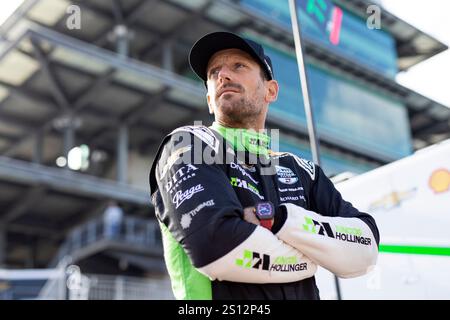 ROMAIN GROSJEAN (77) di Ginevra, Svizzera, si addice ai box Road prima di una sessione di prove per il Gran Premio di Sonsio all'Indianapolis Motor Speedway di Speedway IN. Foto Stock