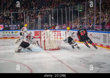 Colonia, Germania. 11.10.2024, DEL, German Ice Hockey League stagione 2024/25, 32. Giorno della partita: Gli squali di Colonia contro Löwen Frankfurt foto: Gol per Colonia, il KEC prende il comando Credit: Robin Huth/Alamy Live News Foto Stock