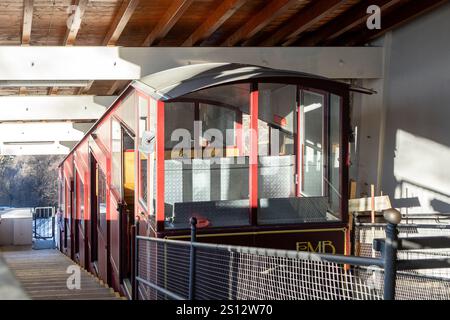 Lugano, Svizzera - 23 dicembre 2024: Funicolare alla stazione Monte Bre di Lugano Foto Stock