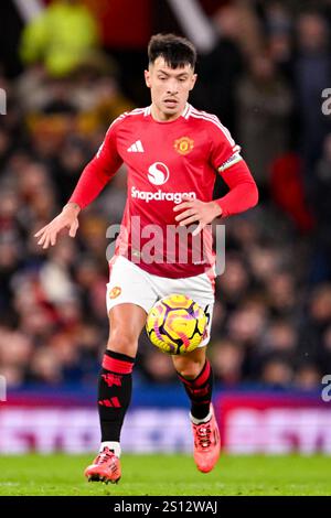 Manchester, Regno Unito. 30 dicembre 2024. Old Trafford MANCHESTER, INGHILTERRA - DICEMBRE 30: Lisandro Martínez di Man. Lo United corre con il pallone durante la partita di Premier League 2024/25 Matchweek 19 tra il Manchester United FC e il Newcastle United all'Old Trafford il 30 dicembre 2024 a Manchester, Inghilterra. (Richard Callis/SPP) credito: SPP Sport Press Photo. /Alamy Live News Foto Stock