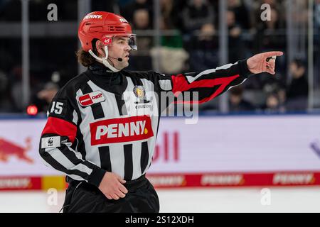 Hauptschiedsrichter Roman Gofman. GER, EHC Red Bull Muenchen vs. Grizzlys Wolfsburg, Eishockey, DEL, 32. Spieltag, Saison 2024/2025, 30.12.2024. Foto: Eibner-Pressefoto/Franz Feiner Foto Stock