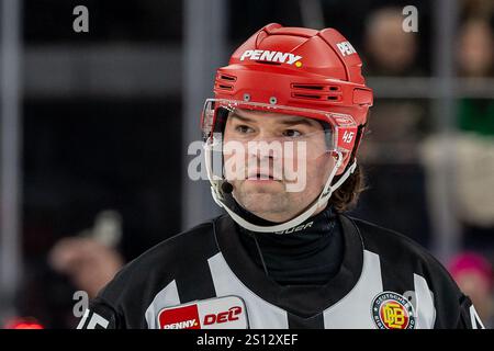 Hauptschiedsrichter Roman Gofman / Ritratto / Ritratto. GER, EHC Red Bull Muenchen vs. Grizzlys Wolfsburg, Eishockey, DEL, 32. Spieltag, Saison 2024/2025, 30.12.2024. Foto: Eibner-Pressefoto/Franz Feiner Foto Stock