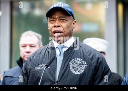 New York, Stati Uniti. 30 dicembre 2024. Il sindaco di New York Eric Adams (D) parla di sicurezza a New York a Times Square mentre si trova di fronte alla stazione di Times Square del New York Police Department (NYPD). Credito: SOPA Images Limited/Alamy Live News Foto Stock