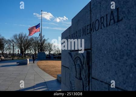 Washington, Stati Uniti. 30 dicembre 2024. Le bandiere volano a mezz'asta a Washington per onorare la scomparsa del presidente Jimmy Carter. James Earl Carter era il 39° presidente degli Stati Uniti. Morì domenica 29 dicembre 2024 all'età di 100 anni nella sua casa di Plains, Georgia. Credito: SOPA Images Limited/Alamy Live News Foto Stock